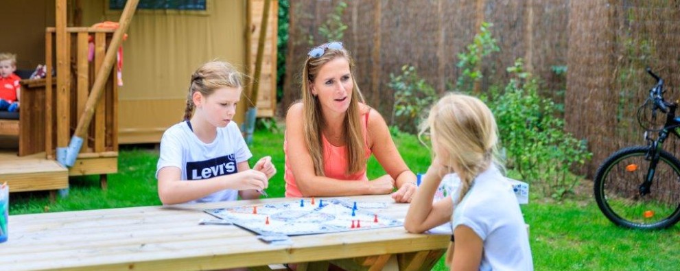 Spelletje spelen op vakantie.jpg