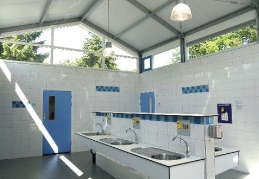Sanitair gebouw van binnen Sanitair gebouw van binnen