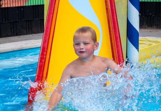 zwembad jongen van glijbaan.jpg