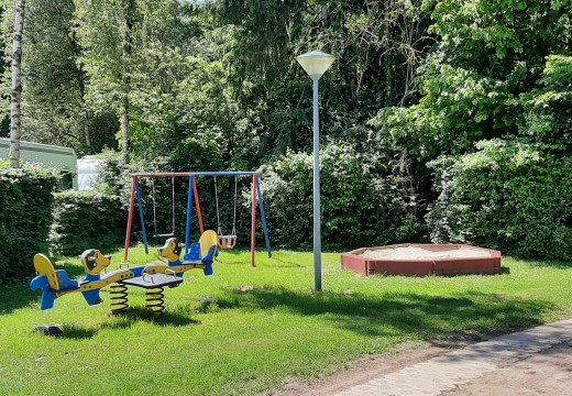 Putterlaan speeltuin 2021 wipwap en zandbak.jpg