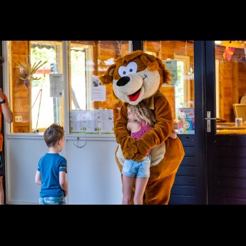 heggie knuffelt recreatie.jpg