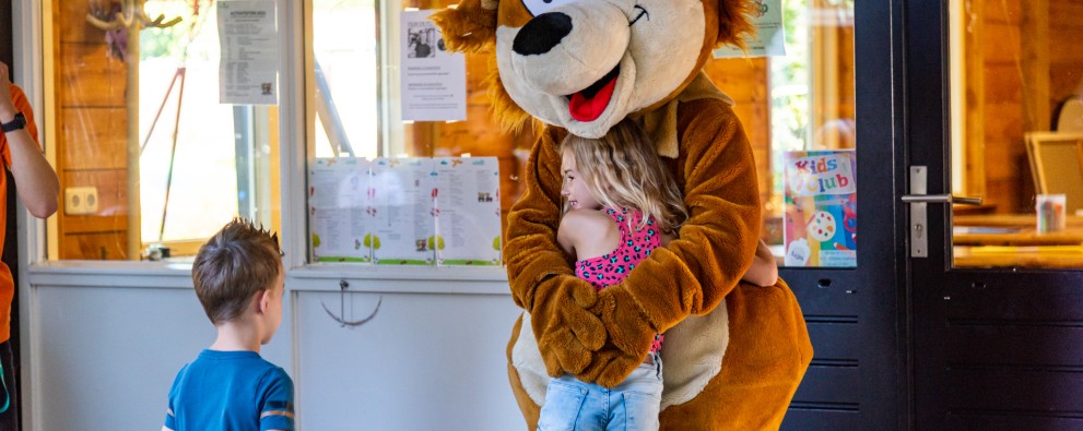 heggie knuffelt recreatie.jpg