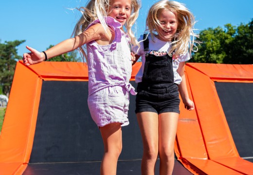meisjes staand springen trampoline.jpg