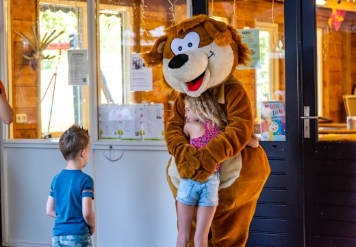 heggie knuffelt recreatie.jpg