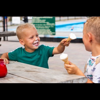 horeca terras ijsje eten.jpg