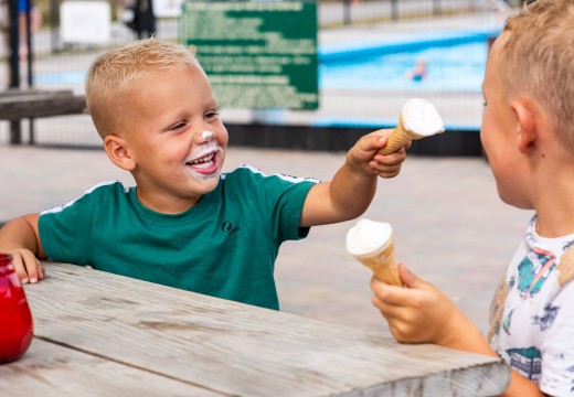 horeca terras ijsje eten.jpg