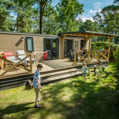 veranda chalet voetballende kids.jpg