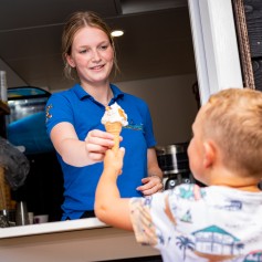 ijsloket horeca ijsje geven jongen.jpg