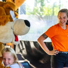 heggie knuffelt meisje recreatie.jpg