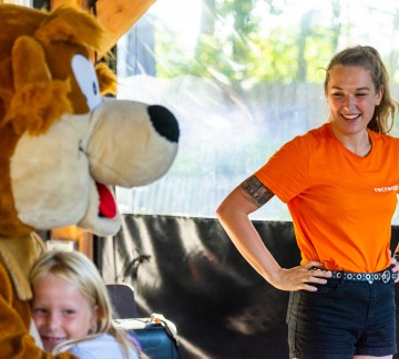 heggie knuffelt meisje recreatie.jpg