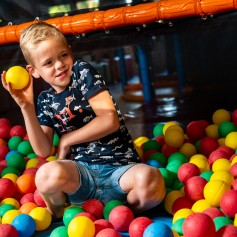 jongen in ballenbak heggies.jpg