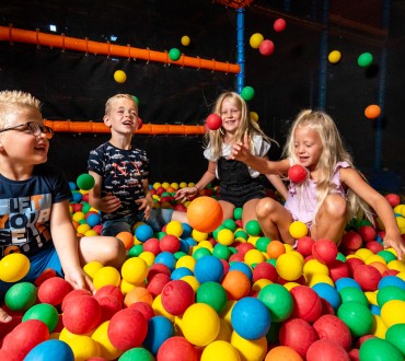 ballenbak spelende kinderen heggies.jpg