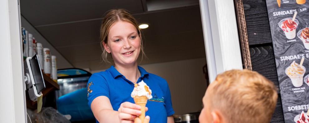 ijsloket horeca ijsje geven jongen.jpg