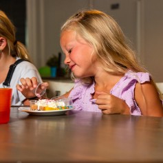meisje cake versieren heggies.jpg