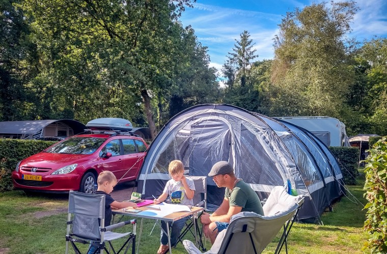 kampeerplaats met auto tent 2023 (1).jpeg