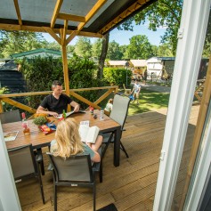 Veranda chalet van binnenuit.jpg