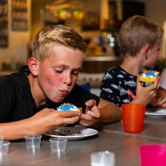 jongen cake eten heggies.jpg